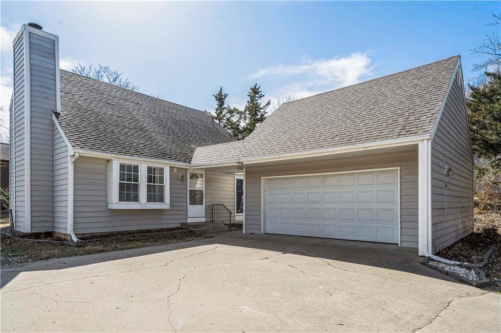 204 Deerfield LN, Lawrence, KS 66049