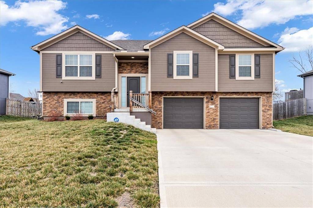 907 SW Chickadee DR, Oak Grove, MO 64075