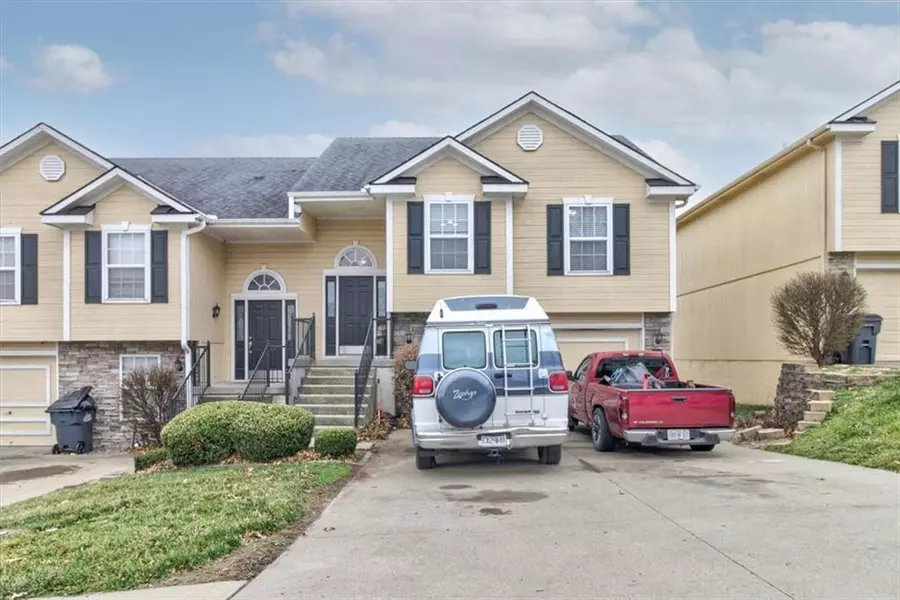 1235 NW Ashley DR, Grain Valley, MO 64029