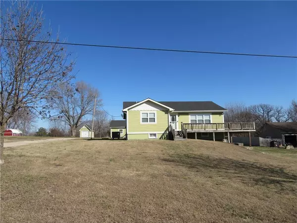 5044 Dabinawa DR, Mclouth, KS 66054