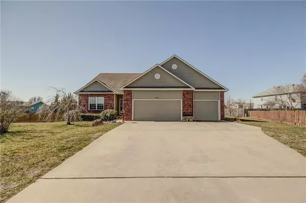 206 Thomas CIR, Louisburg, KS 66053