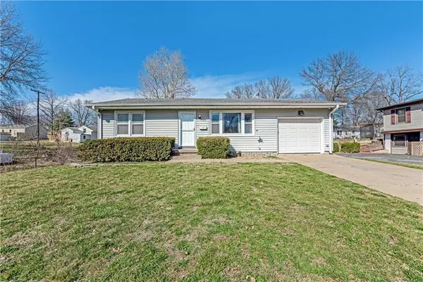 1002 Maple LN, Harrisonville, MO 64701