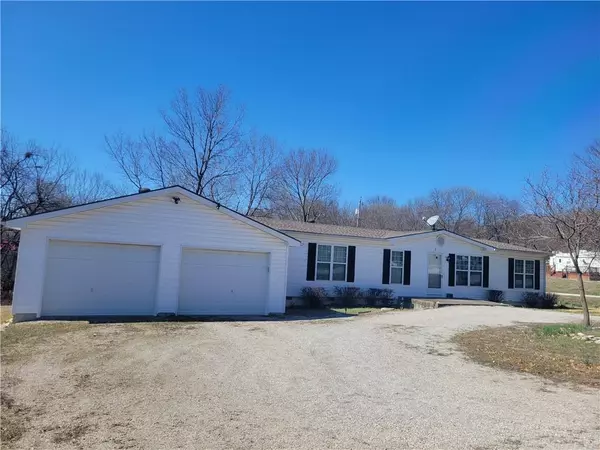 1 Deepwoods CT, Linn Valley, KS 66040