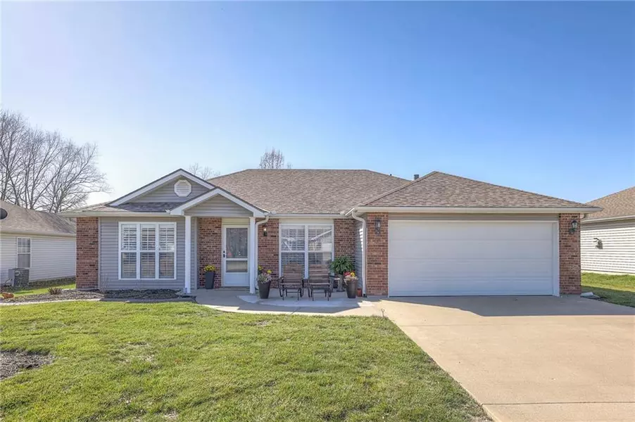 716 Coventry LN, Raymore, MO 64083