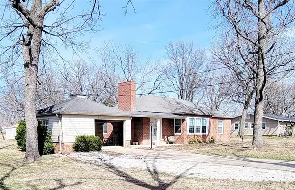 1320 Redbud LN, Iola, KS 66749