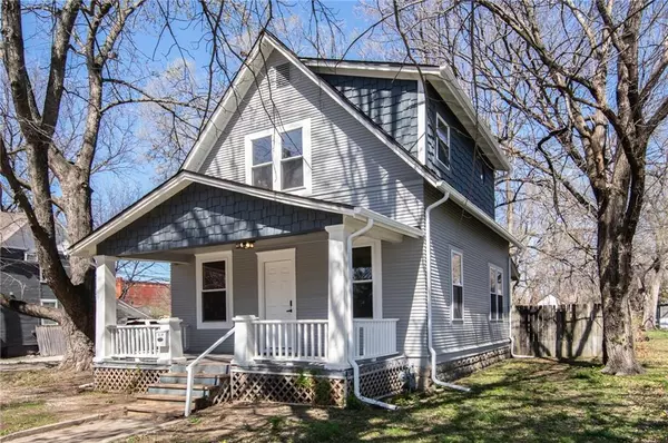 319 E 4TH ST, Ottawa, KS 66067