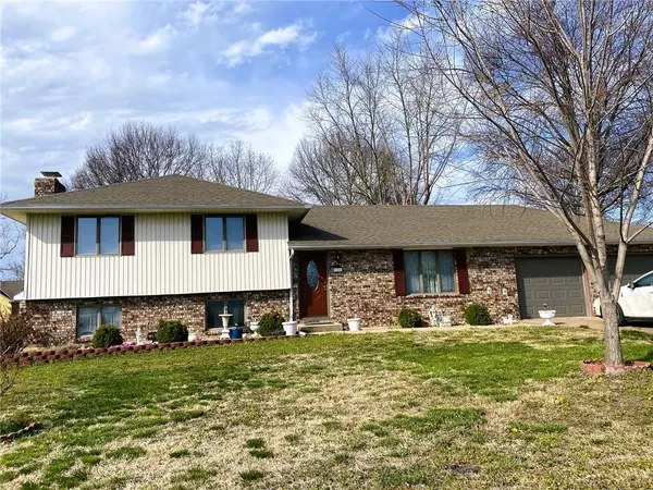 4 Golfport DR, Butler, MO 64730