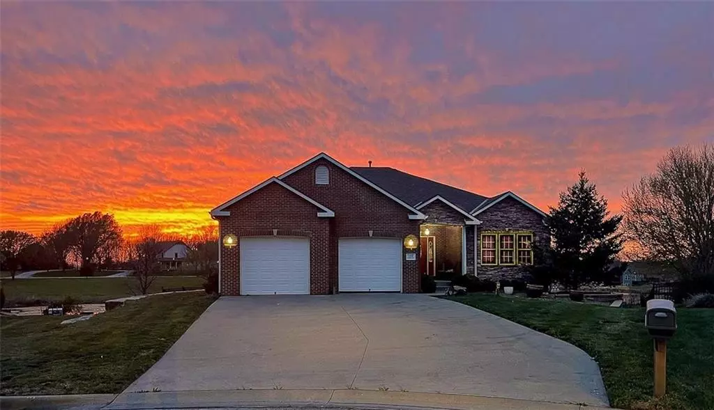 102 Lakeview LN, Eudora, KS 66025