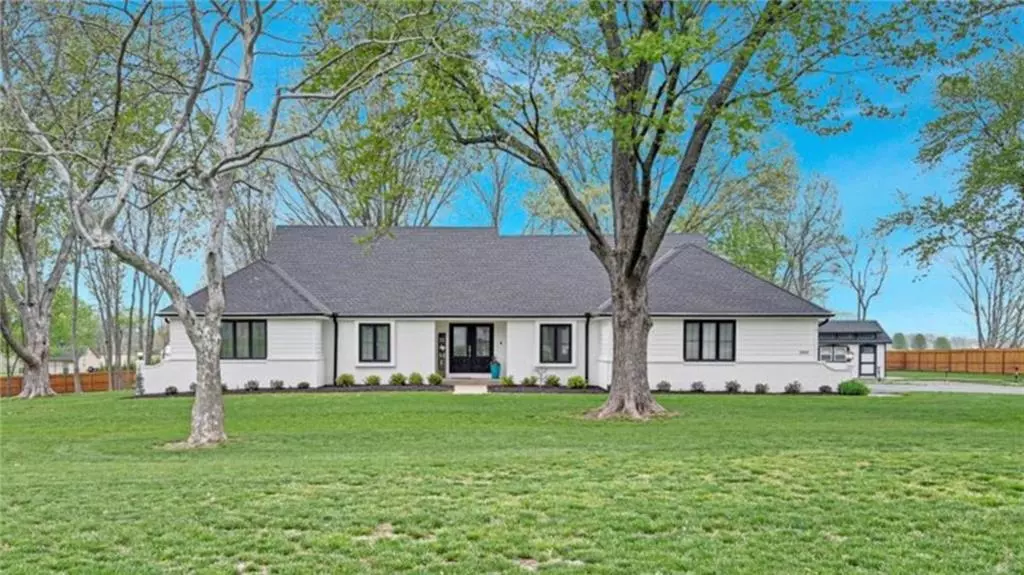 3900 W 190th ST, Stilwell, KS 66085