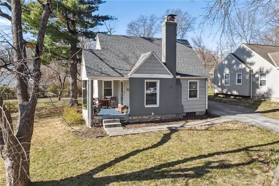 5232 Sherwood DR, Roeland Park, KS 66205