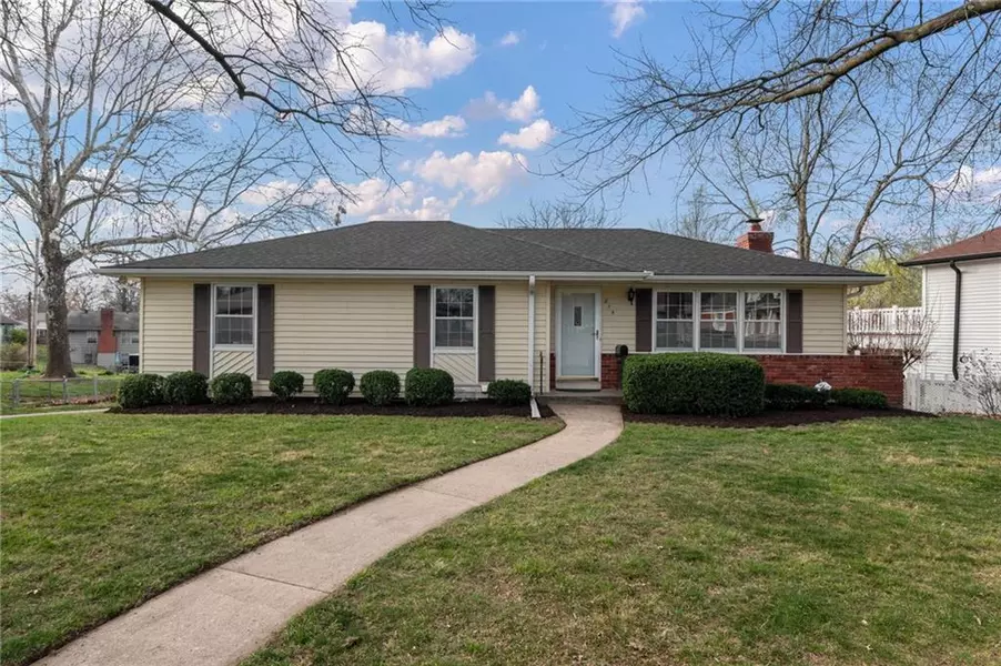 215 Sunset LN, Belton, MO 64012