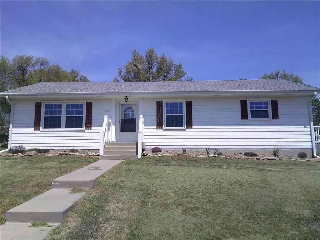 Paola, KS 66071,1010 Cherokee LN