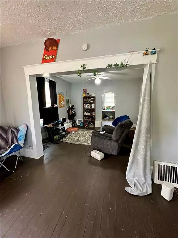 Odessa, MO 64076,712 W Dryden ST