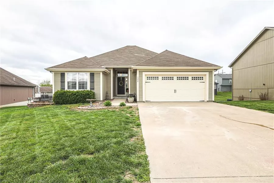 1304 NW Honeylocust CT, Grain Valley, MO 64029