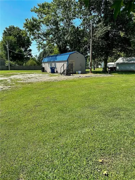 321 N 6th ST, Columbus, KS 66725