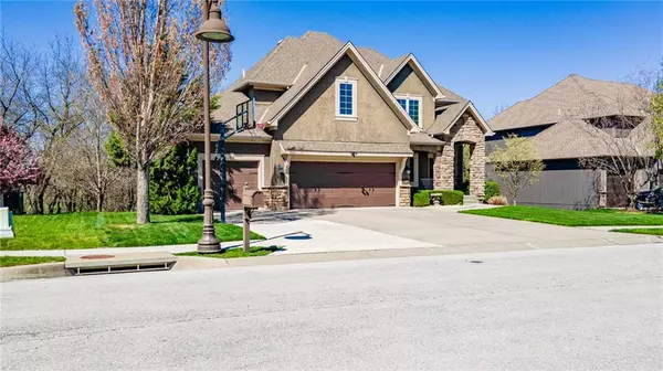 511 NE Greenview DR, Blue Springs, MO 64029