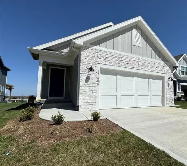 27606 E Red Fox ST, Lake Lotawana, MO 64086