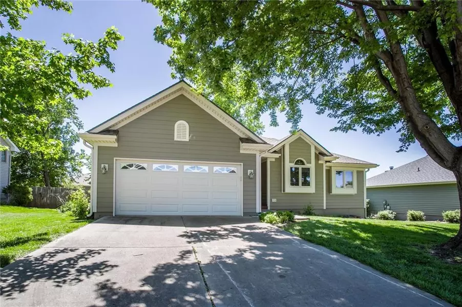 705 E 16th ST, Kearney, MO 64060