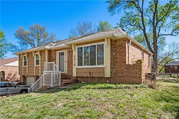 2916 NW Chelsea PL, Blue Springs, MO 64015