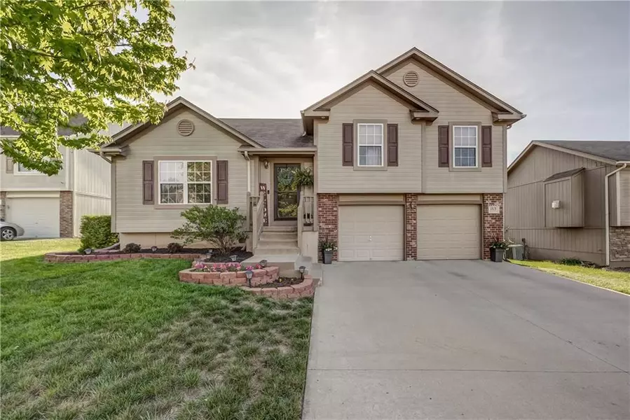 1713 NW NICHOLAS DR, Grain Valley, MO 64029