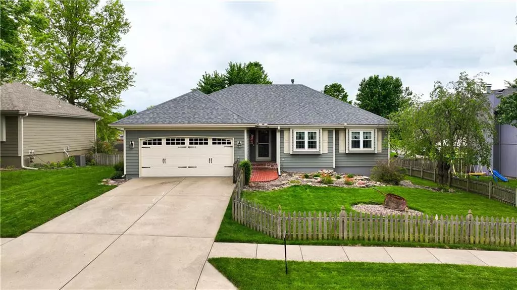 703 E 16th ST, Kearney, MO 64060