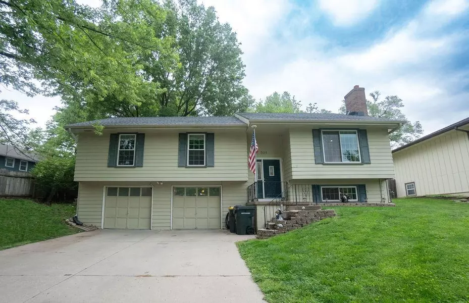 301 Valley DR, Lansing, KS 66043