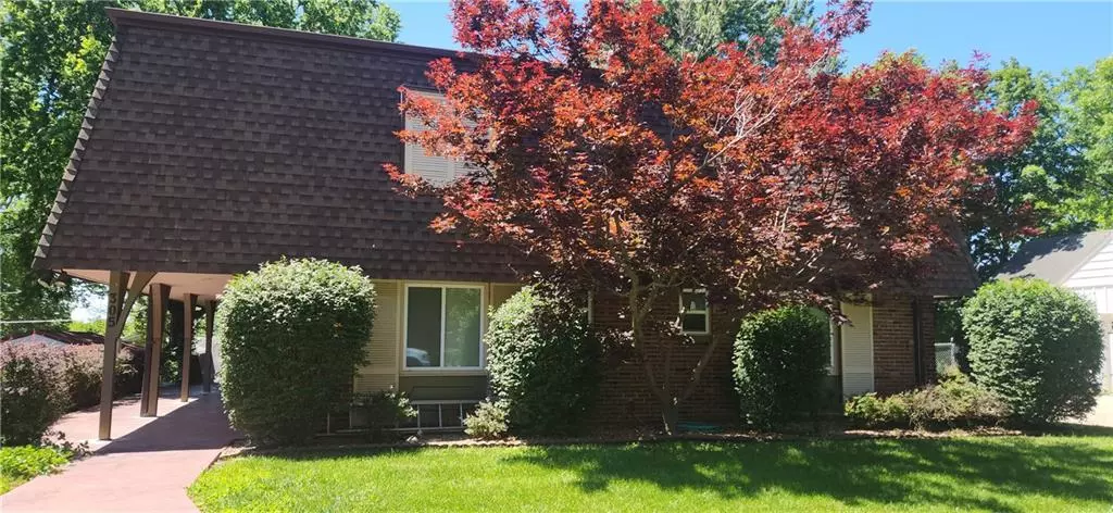 305 College ST, Paola, KS 66071