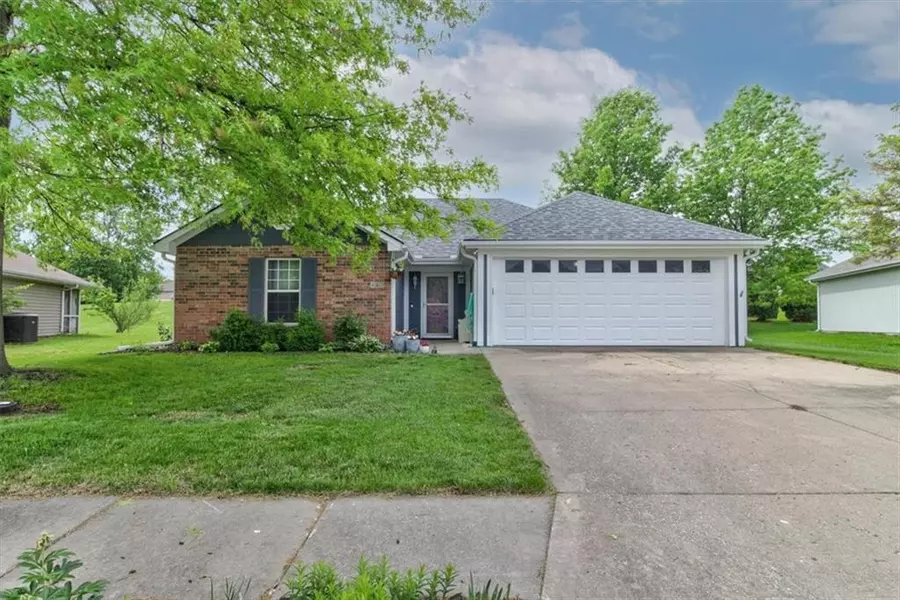 443 SW Laura LN, Grain Valley, MO 64029