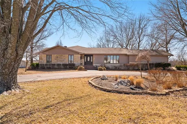 1453 Missouri RD, Iola, KS 66749