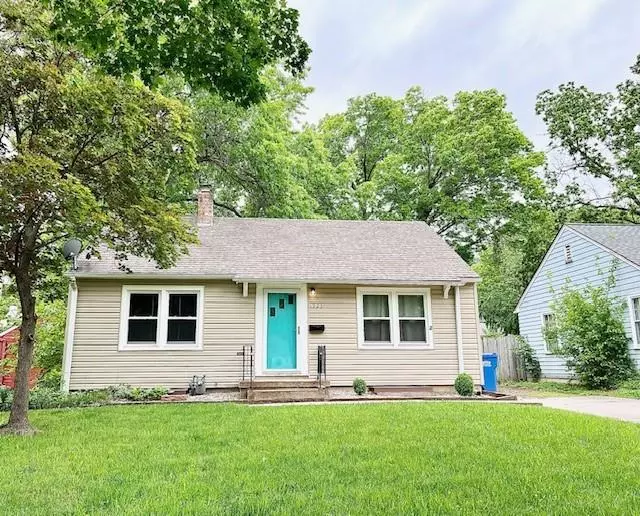 1923 SW Randolph AVE, Topeka, KS 66604