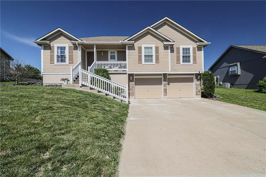 709 NW Meadow RD, Grain Valley, MO 64029