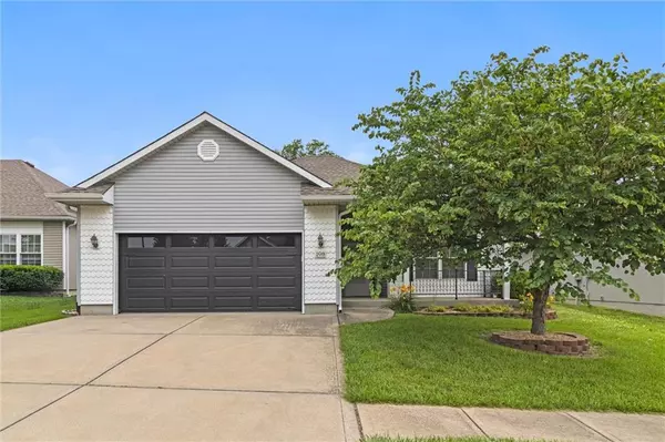 108 N Carriage Meadows TRL, Peculiar, MO 64078