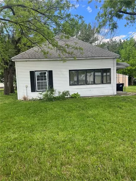 210 W Cynthia ST, Mc Louth, KS 66054