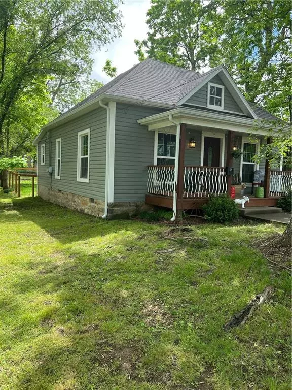 104 W Olive ST, El Dorado Springs, MO 64744