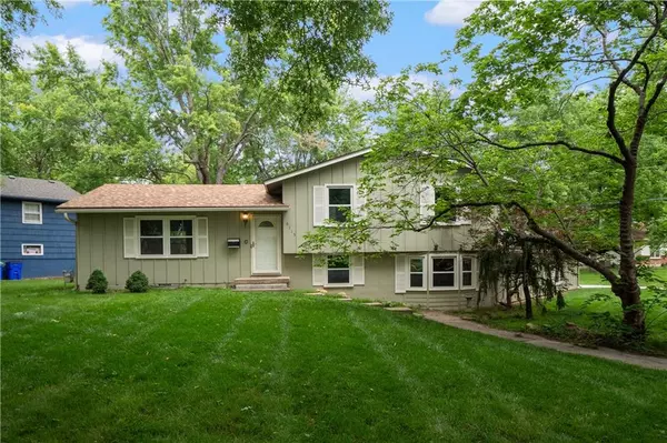 6715 Earnshaw ST, Shawnee, KS 66216