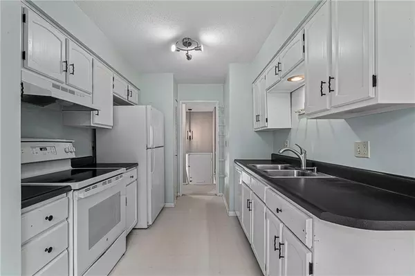 Overland Park, KS 66212,10163 W 96th TER