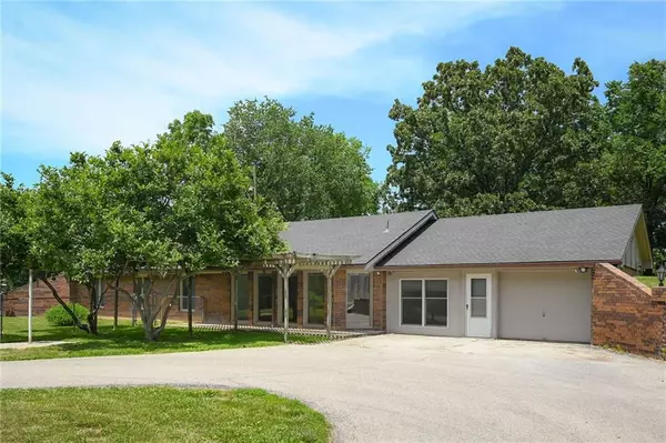 325 S 100 ST, Edwardsville, KS 66111