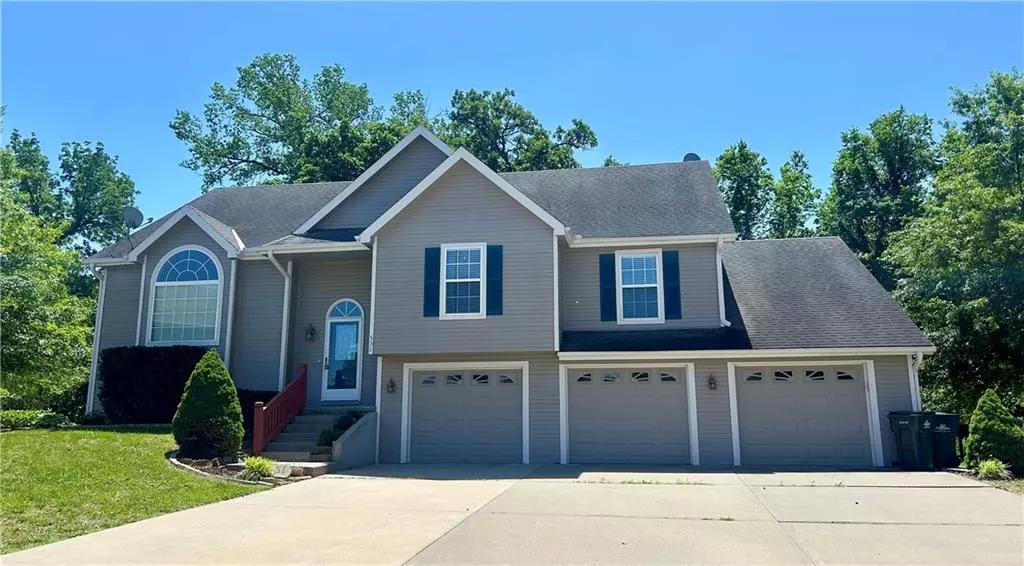 531 Hillbrook DR, Lansing, KS 66043