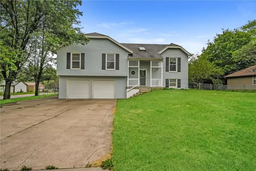 1301 W Gambrell DR, Greenwood, MO 64034