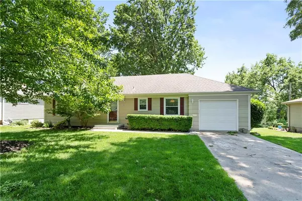 8421 Santa Fe LN, Overland Park, KS 66212