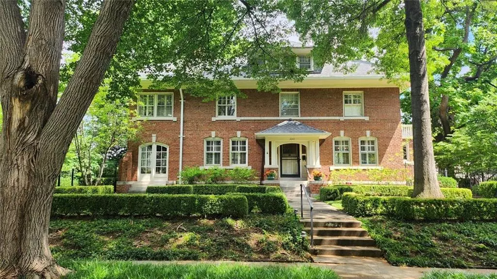 220 W 53rd ST, Kansas City, MO 64112