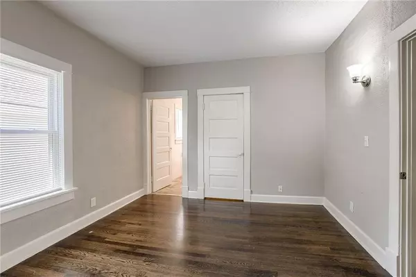 1104 S Woodland AVE Independence, MO 64050