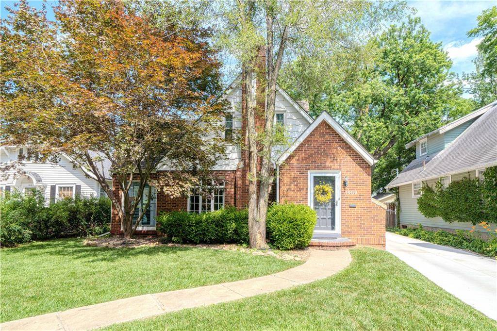 1909 Lovers LN, St Joseph, MO 64505