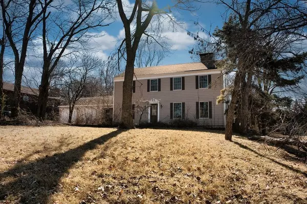 29 W Edwards ST, Iola, KS 66749