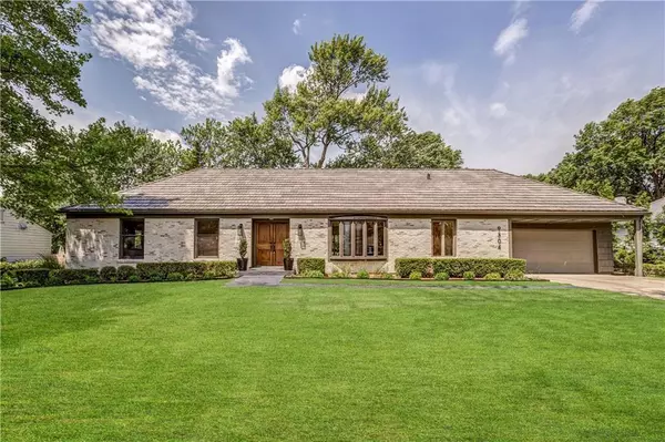 9304 Mohawk LN, Leawood, KS 66206