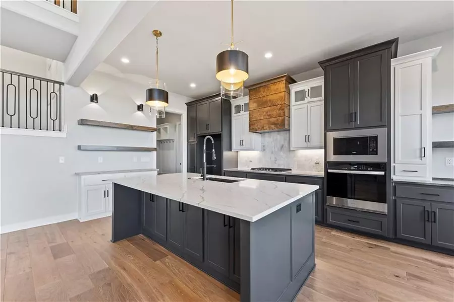 2086 NW O'Brien RD, Lee's Summit, MO 64081