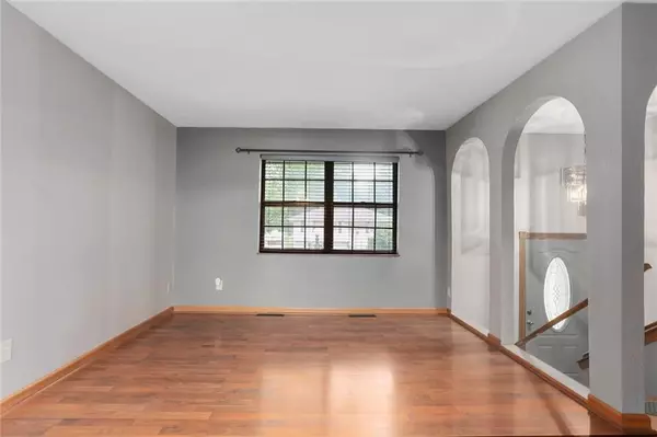 Buckner, MO 64016,513 Alfalfa LN