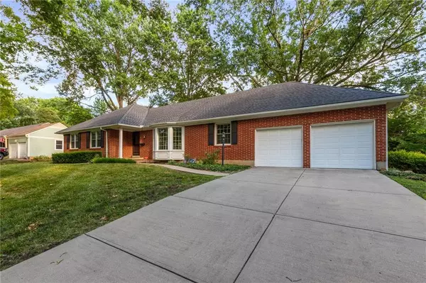 4411 W 97 ST, Overland Park, KS 66207