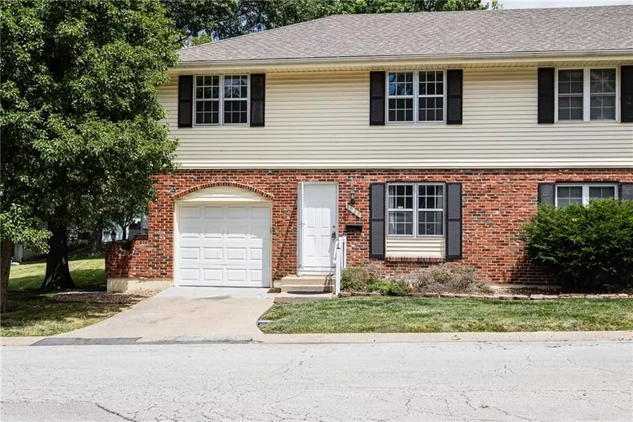 7000 NW Chapel Woods LN, Kansas City, MO 64152