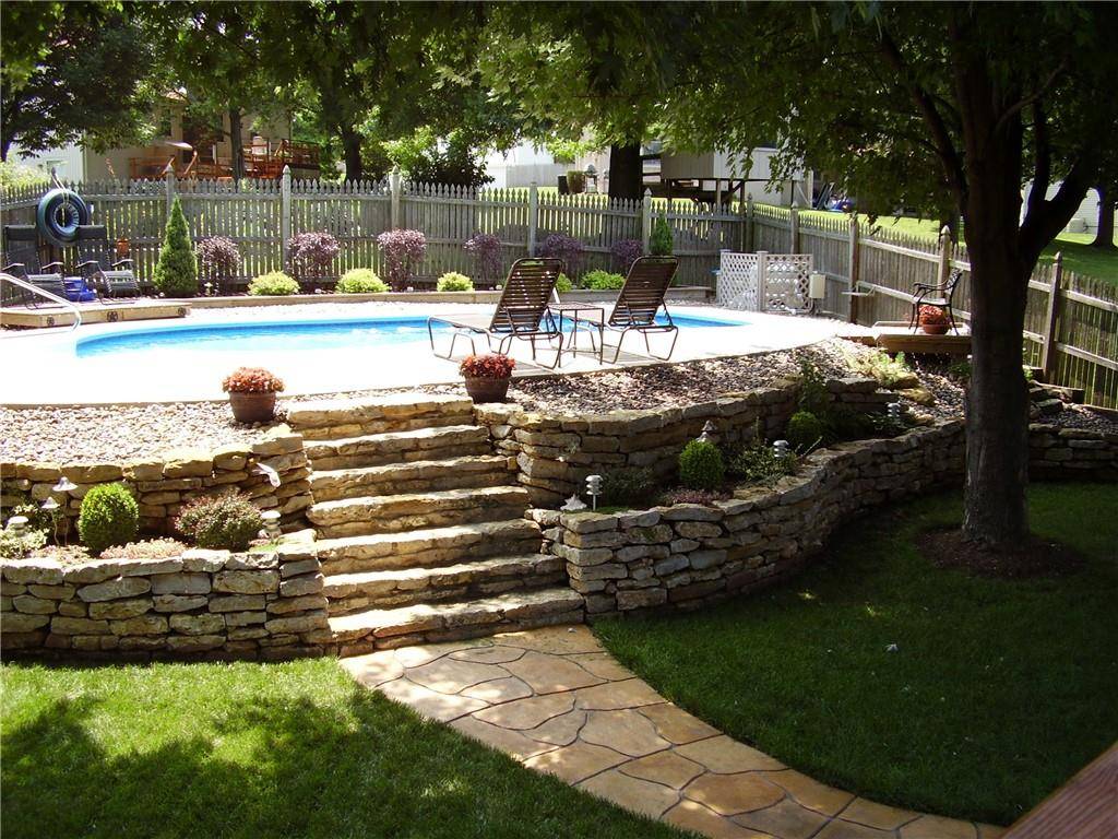904 NW Heatherwood DR, Blue Springs, MO 64015